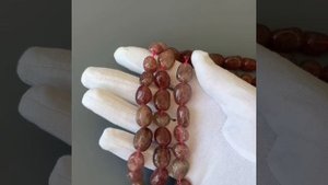 «Клубничный кварц» кварц с включениями слюдки рубиновой, гётита и гематита округлая галтовка