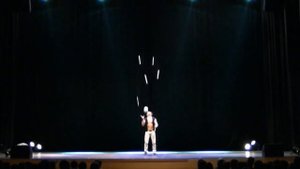 Жонглер кольцами и мячиками на мероприятие