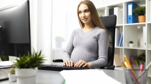 Югорские студентки могут получить пособие по беременности и родам