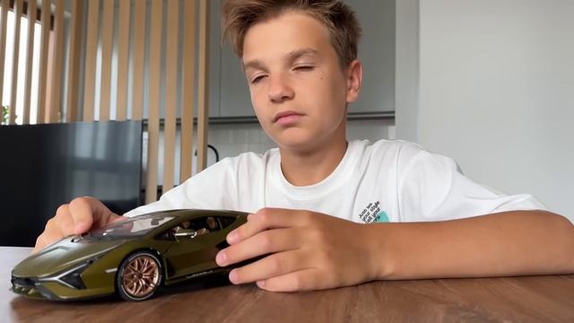 Марк распаковывает суперкар Lamborghini Sian в масштабе 1_18! смотреть онлайн