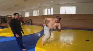 Очень мощный удар ногой