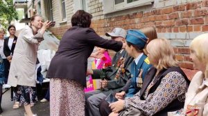 В Хабаровске сотрудники МЧС России и творческие коллективы поздравили ветеранов войны