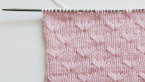 Цветочный узор спицами