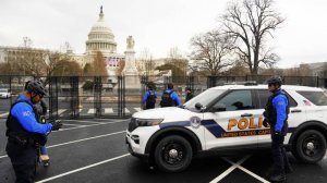 Metro: перекрытие дорог у военного госпиталя усилило слухи о болезни Трампа