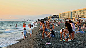 ✅️🌴1 СЕНТЯБРЯ В АДЛЕРЕ: +28 ЖАРЫ, ИДЕМ ПО УЛ.РОМАШЕК ЧЕРЕЗ АДЛЕРСКИЙ ПАРК К МОРЮ. ЛУЧШИЕ ПЛЯЖИ