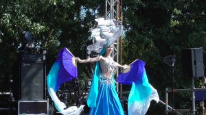 Девушка танцует два танца