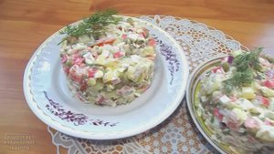 Салат из крабовых палочек с яйцом и зеленым горошком. Вкусный салат с крабовыми палочками