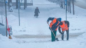 Снегопады замели Хабаровский и Красноярский край этой ночь. Непогода сопровождалась громом и ветром