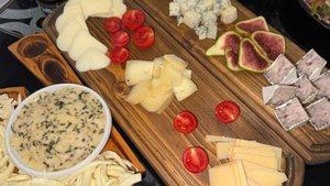 Пробуем фруктовую горчицу, варенье для закусок и несколько сыров.