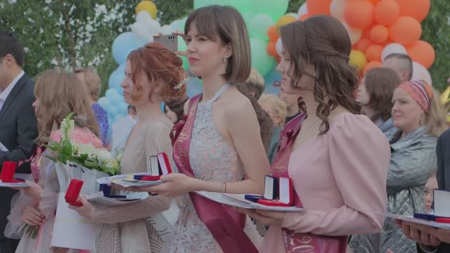 Выпускной в школе 2025г смотреть онлайн