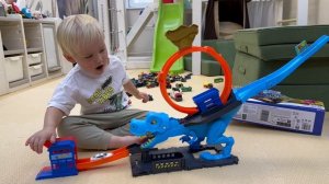 Робби играет в новый трек от Hot Wheels 🤩