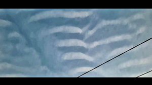 С утра волнистые облака плывут в  Каспийское море.