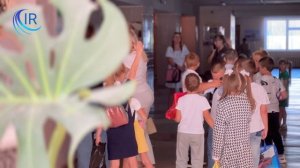 Vie du Donbass - Iougra offre des cartables et des fournitures scolaires aux enfants de Makeïevka