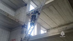 Спасатели МЧС эвакуировали 11-летнюю девочку, застрявшую на третьем этаже заброшенного здания.