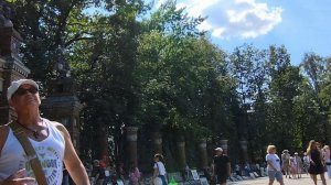 Историю города память хранит,
На Заячьем острове крепость стоит.