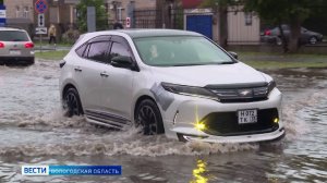 Последствия сильного ливня устраняют в Череповце