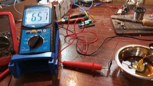 Замер сопротивления изоляции трансформаторного или машинного масла мегером с алюмин. электродами