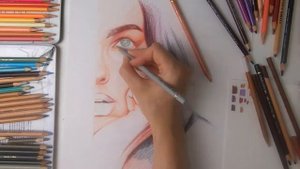 Как нарисовать портрет с рукой у лица цветными карандашами.