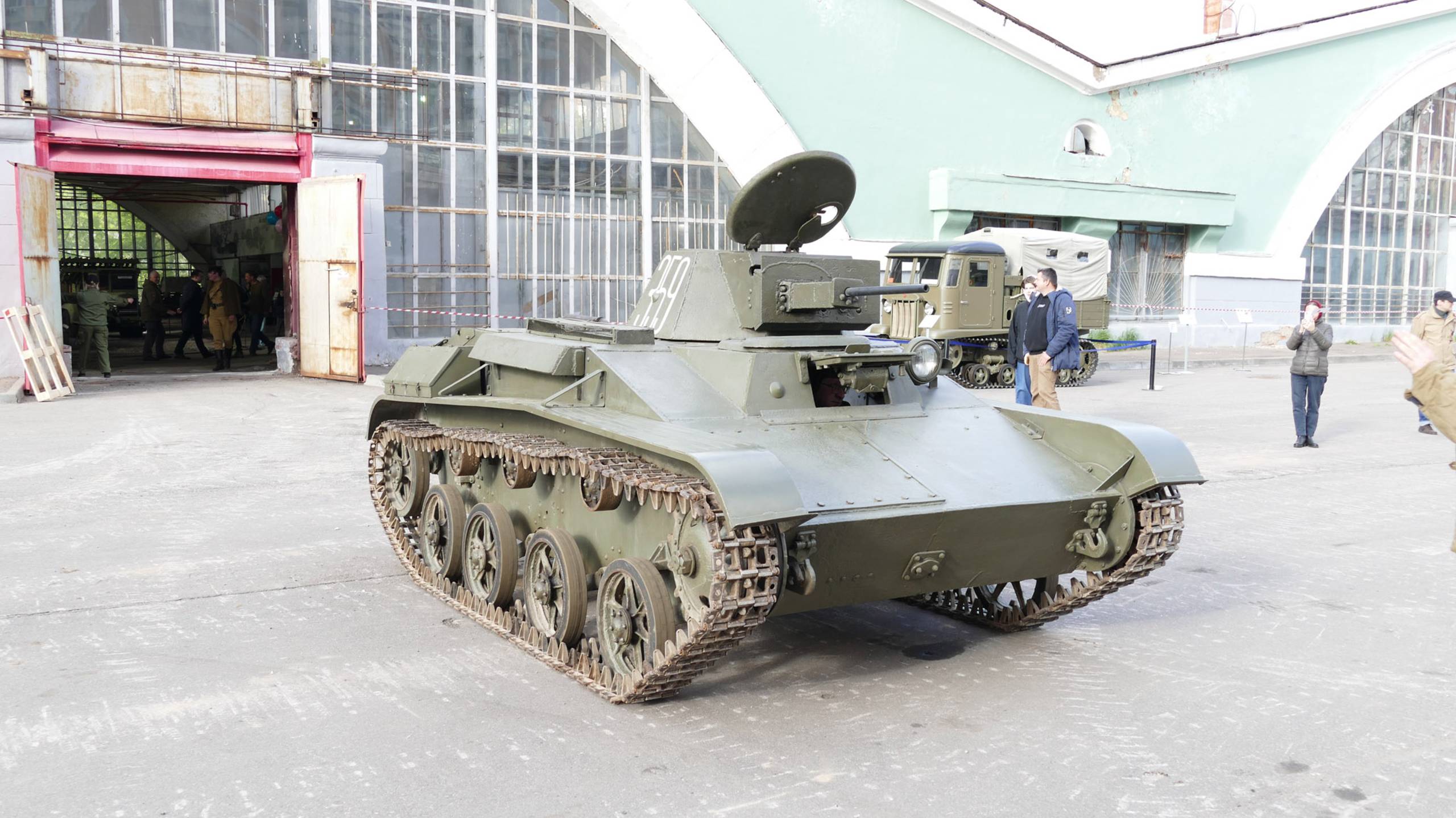 Малый танк Т-60 на выставке "Моторы Войны", 9 мая 2025 смотреть онлайн