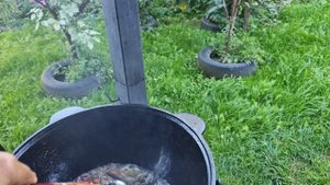 макароны в казане.Пробное спантанное блюдо.на дровах на печке.