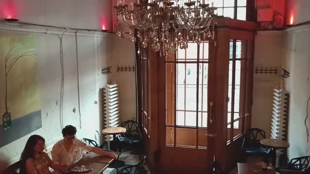 Бар Витя в парадной дома Бадаева