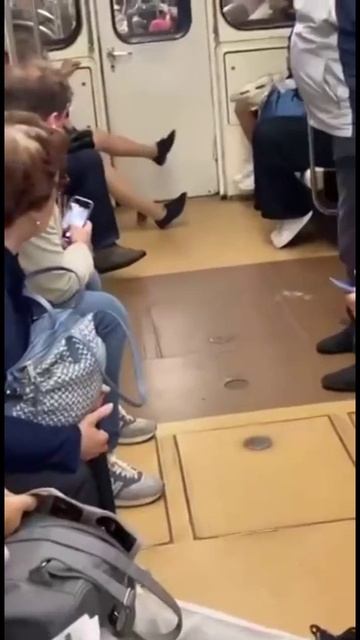 Крыса в метро г. Санкт-Петербурга.