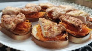 Нереально вкусные бутерброды с отбивной и морковкой по корейски #бутерброды #морковьпокорейски #