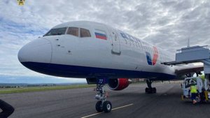 Самолет Azur Air вынужденно вернулся в аэропорт Иркутска после столкновения с птицей