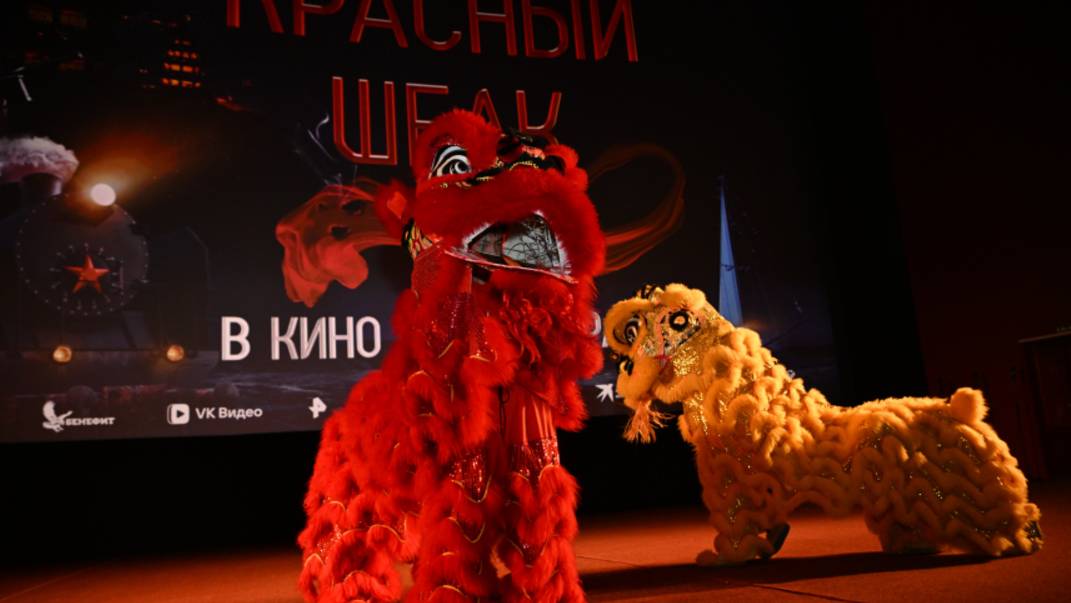 Это было мучительно: актеры Красного шелка заговорили на китайском