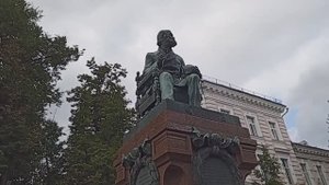 Москва. Малая и Большая Пироговская улицы. Памятник Николаю Ивановичу Пирогову.