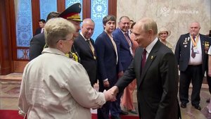 Владимир Путин кратко пообщался с родственниками ветеранов Советской армии, Пекин, 3 сентября 2025