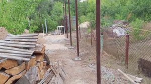 Работа в полном разгаре . Бетонирую столбы по ниточке .