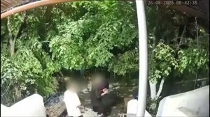 В Орске подростки ночью забросали дверь подъезда арбузными корками. 🍉Их родители ранее уже привле