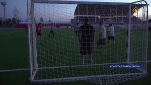 Саҥа стадиоҥҥа дьон сөбүлээн сылдьар.