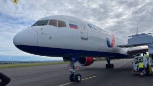 Самолет Azur Air вынужденно вернулся в аэропорт Иркутска после столкновения с птицей