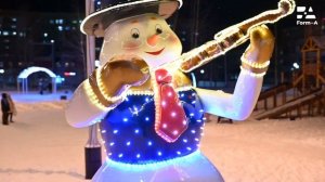 Снеговик со скрипкой. Новогодняя антивандальная стеклопластиковая уличная фигура с подсветкой.