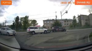 Nissan и такси столкнулись на пересечении Тихоокеанской и Бондаря