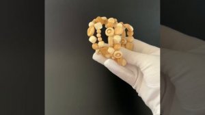 Браслет "Четыре витка светлое дерево" микс разных форм и размеров бусин на мэмори-проволке