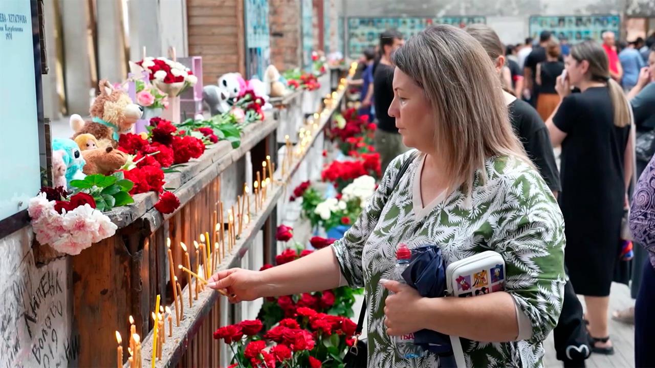 К мемориалу на месте школы в Беслане сегодня весь день люди несли цветы, игрушки и воду