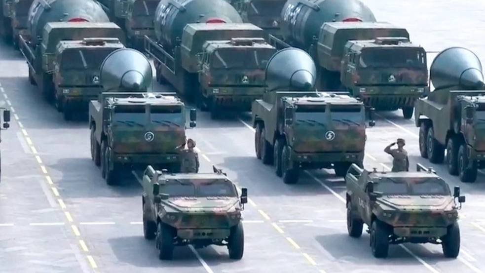 Ядерная межконтинентальная ракета DF-5C на военном параде в Китае