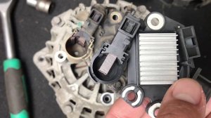 Моргнул значок АКБ - готовьтесь к ремонту!