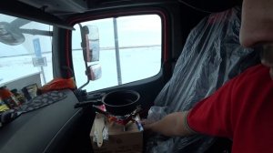 Сам себе повар. Готовим вкусняшки  в кабине. Перегоняю камаз 65806 (тягач) в г.Артём