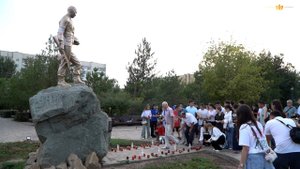 В память о жертвах теракта в Беслане в Элисте зажгли свечи