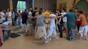 Прабху танцуют на Враджа-киртане (Москва, Нагорная)