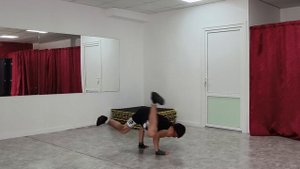 Брейк данс элемент краб