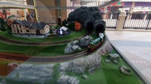 Запустили аттракцион "Поезд" в торговом центре