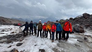 Группа Клуба 7 Вершин «Не Гипсоны» поднялась на склоны Эльбруса и не нашла там подходящего снега