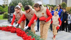 (12+) 21 год неутихающей боли: мытищинцы возложили цветы в память о жертвах Беслана