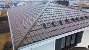 Объект с металлочерепицей "Голландия" и забором жалюзи "Derby MAX"