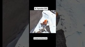 Дрон заснял очередное видео с палаткой застрявшей на пике Победы альпинистки